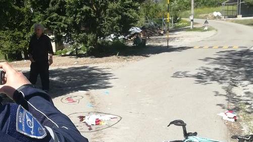 Ciclista cade in discesa a Casona Il 78enne sbatte la testa: è gravissimo