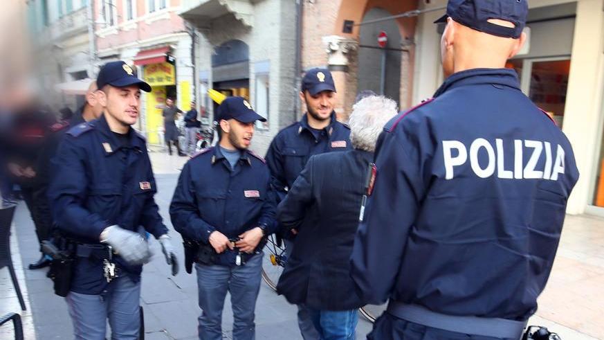 Molestatore in azione botte e paura davanti al bar
