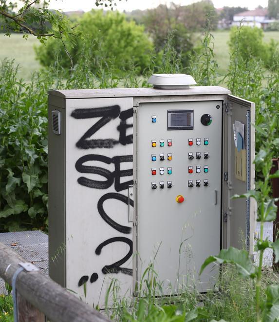 La cabina dell’impianto fognario resta aperta