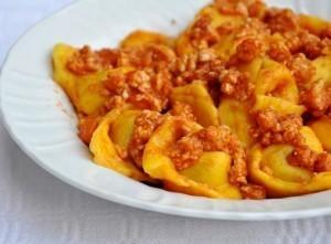 Tra le specialità i cappellacci E domani sera si balla in musica