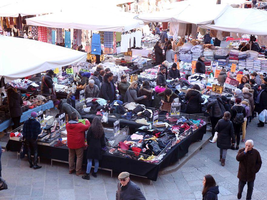 Salvini a Reggio sceglie il mercato I contestatori lo sfidano sui social 