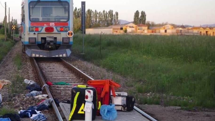 Dorme di fianco ai binari, travolto dal treno