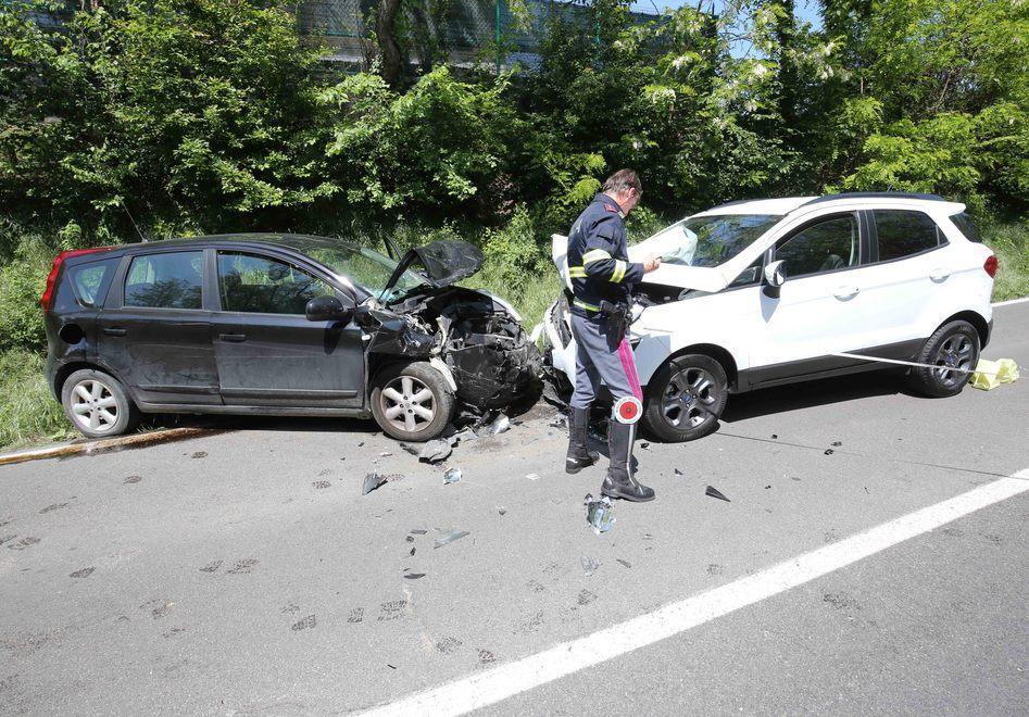 Mamma fuori pericolo dopo lo schianto tra auto alle Forche di Puianello