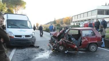 Due immagini dell’incidente avvenuto a Castelvecchio di Compito (vip)