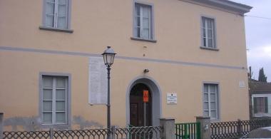Lentrata principale della ex scuola media 
