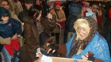 La vecchina protagonista dell’Epifania mentre distribuisce dolci