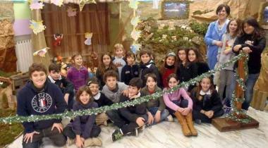 A sinistra e in basso il presepe della scuola Cappuccini 