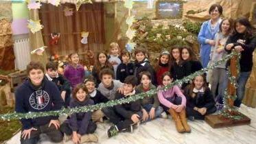 A sinistra e in basso il presepe della scuola Cappuccini