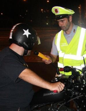 Un giovane centauro alle prese con l’alcol test