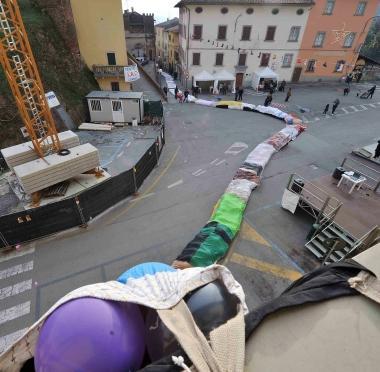 Due momenti della manifestazione con la calza che voleva entrare nel Guinness dei Primati 