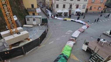 Due momenti della manifestazione con la calza che voleva entrare nel Guinness dei Primati