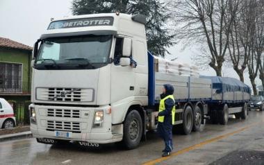 Un camion in transito su viale Europa fermato dai vigili Sotto a destra Del Ghingaro 