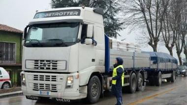 Un camion in transito su viale Europa fermato dai vigili Sotto a destra Del Ghingaro