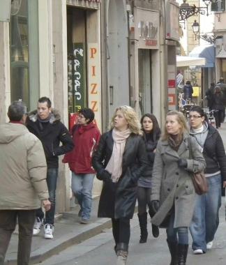 Lunardi sindaco di Vecchiano e immagini di saldi in arrivo e shopping 