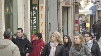 Lunardi sindaco di Vecchiano e immagini di saldi in arrivo e shopping