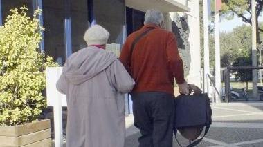 Una coppia di anziani a passeggio