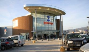 Il centro commerciale Ipercoop e shopping nei negozi del centro; sotto lassessore Tosi 