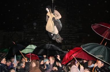 La Befana dei pompieri, tradizionale attrazione della festa dellEpifania in piazza Duomo 