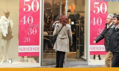 Commercianti divisi sullapertura per la festa della Befana, secondo giorno di vendite con i saldi 