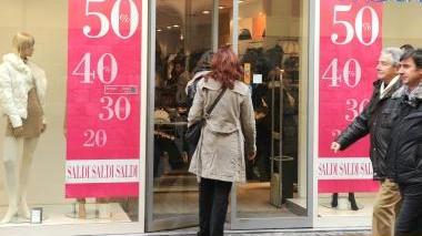 Commercianti divisi sull’apertura per la festa della Befana, secondo giorno di vendite con i saldi