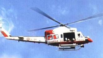 L’elicottero della guardia costiera oggi tornerà a sorvolare il mare, a destra un’immagine del polo petrolchimico di Priolo (Siracusa)
