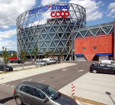 A destra il Centro*Coop di Santa Maria a Empoli     