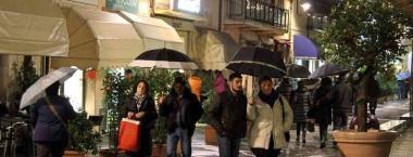 Negozi sempre aperti. Ma anche più vuoti