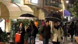 Negozi sempre aperti. Ma anche più vuoti