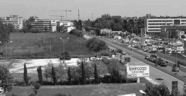 A destra i terreni davanti al centro commerciale Pisanova; sotto, la sede della Stella Maris a Calambrone