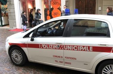 Una pattuglia della polizia municipale controlla le attivit&agrave; commerciali in centro 
