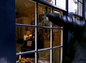 Svaligiano l'appartamento mentre i proprietari dormono