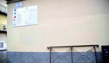 Il muro di via S. Pietro: sotto la tinta fresca affiora ancora la scritta 