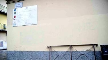 Il muro di via S. Pietro: sotto la tinta fresca affiora ancora la scritta