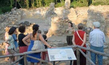 Turisti durante una visita al parco archeologico di Populonia 