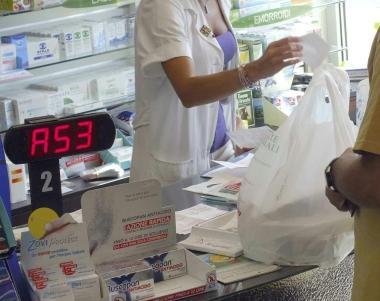 Il bancone di una farmacia cittadina  