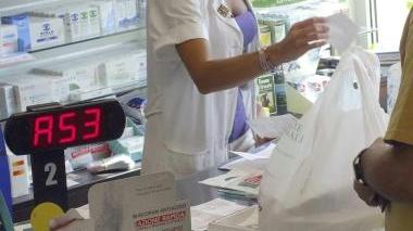 Il bancone di una farmacia cittadina