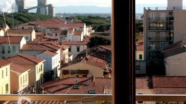 La finestra colpita dal proiettile