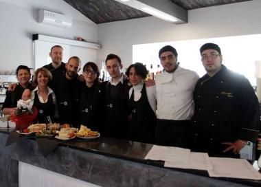 Lo staff dellAsfalto Nero e a destra una cliente si gusta il caff&egrave; gratis 