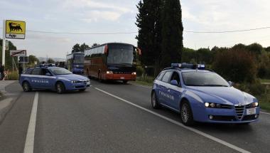 <b>CONTROLLI.</b> Della polizia in un derby di due anni fa 