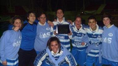 <b>IN TRIONFO.</b> Foto di gruppo per le ragazze del New Team Pian del Bichi premiate per la vittoria del primo trofeo Epiphany’s League