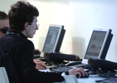 Studenti con il Pc in unaula (foto archivio) 