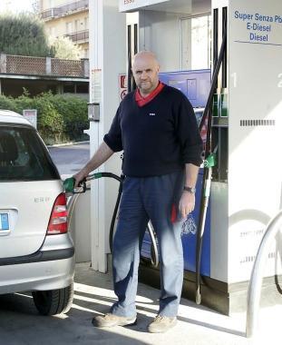 Andrea Stefanelli, presidente regionale del sindacato Faib Confesercenti, al lavoro nel suo distributore Esso in corso Matteotti