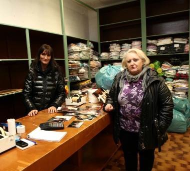 Sandra Carli assieme allultima commessa delle Confezioni Alice 