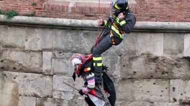 Il “salvataggio” della Befana ad opera dei vigili del fuoco