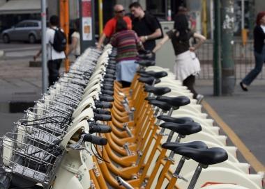 Biciclette a noleggio parcheggiate in una rastrelliera 