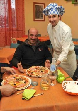 Francesco Maniscalco titolare della pizzeria Gabardine di viale Piaggio   