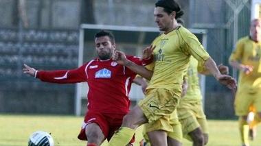 Diego Vannucci in un’azione di gioco, a destra Nelso Ricci e sotto il tifo azzurro