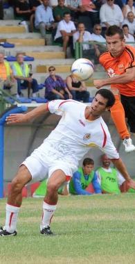 Sulla destra Marco Varoli nel match di andata sulla sinistra il gol di Scandurra al Ravenna  