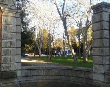 Cade la pesante recinzione del parco dell'Idroscalo
