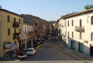 <b>CASTELL AZZARA. </b>Una veduta del paese    